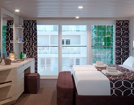 Kabina Deluxe z balkonem, widokiem na promenadę i ocean (powierzchnia pokoju 16 m² – balkon 5 m² – pokłady 9–15)